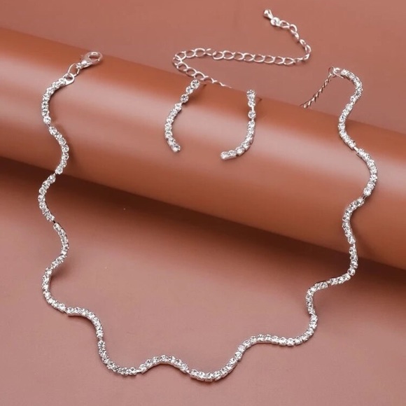 Kathrono Jewelry - 🎀 Stunning Rhinestone Earrings and Necklace set!